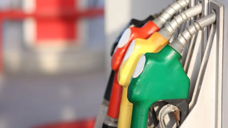 Бензинът поевтиня, дизелът задържа нивото си