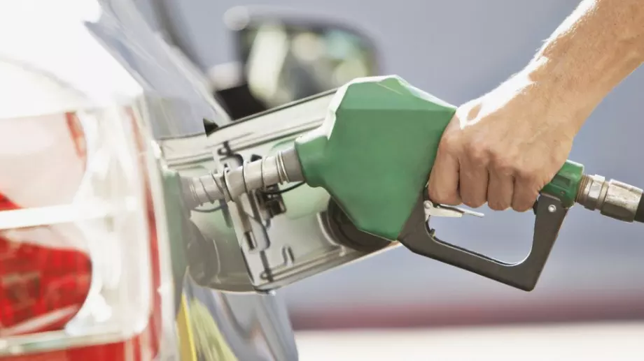 Петролът се срина с близо 50%, повлече надолу бензина и дизела