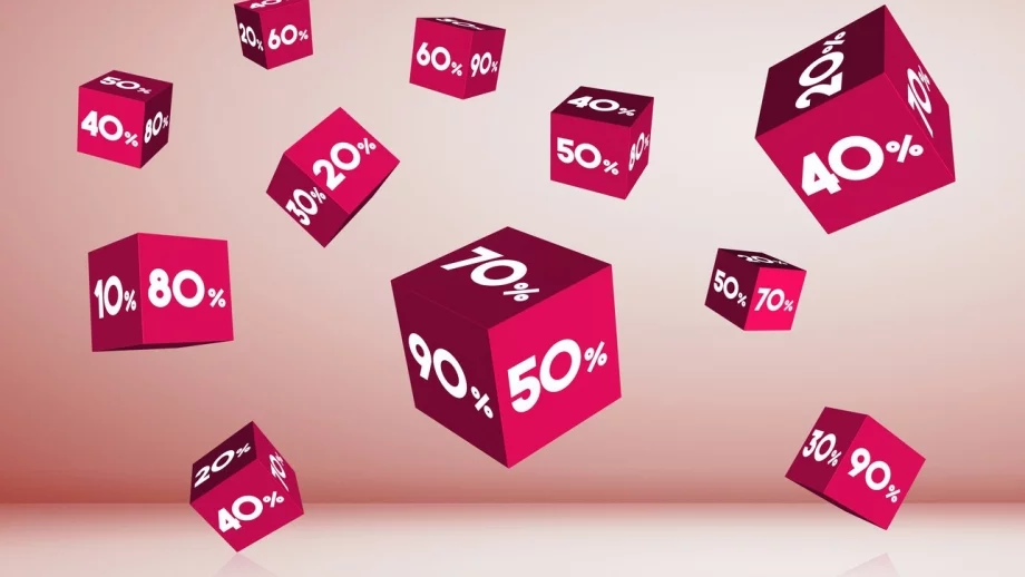 Магазини уж пускат празнични намаления до 80%, а се оказва, че са за 2-3 стоки