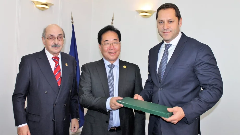 Китайци ще обучават наши компании за програмата "Един пояс, един път"