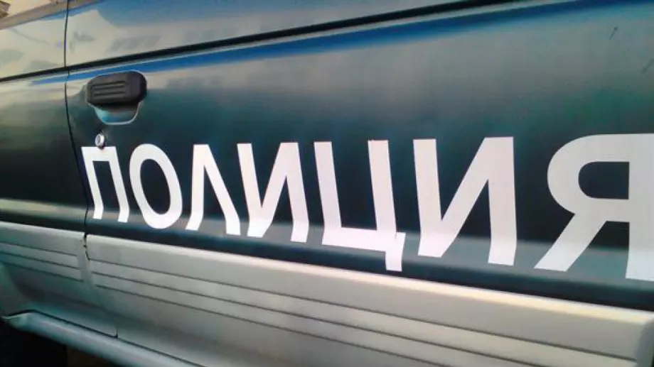 Издирват мъж, замервал автомобил с камъни