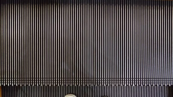 Ето защо стъпалата на ескалаторите са назъбени