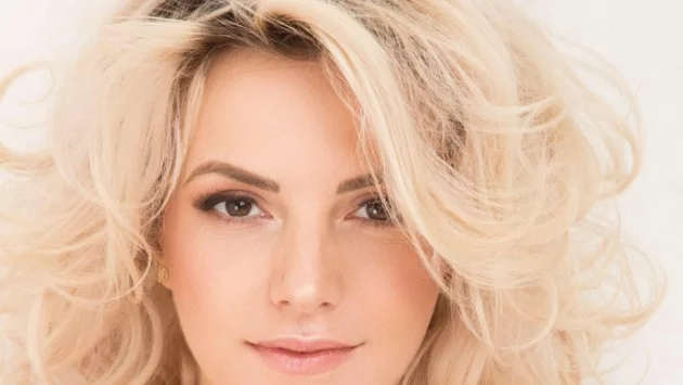 Поли Генова пусна секси снимка 