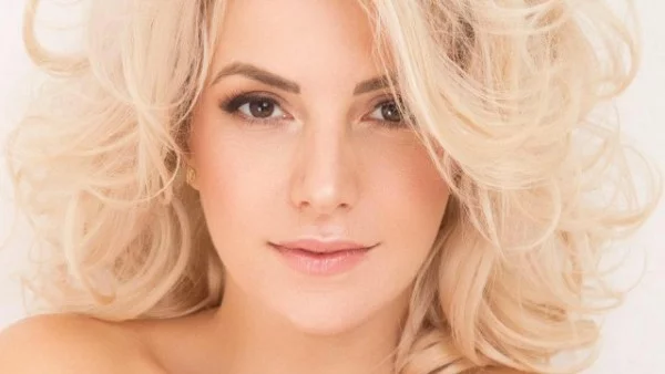 Поли Генова е бременна