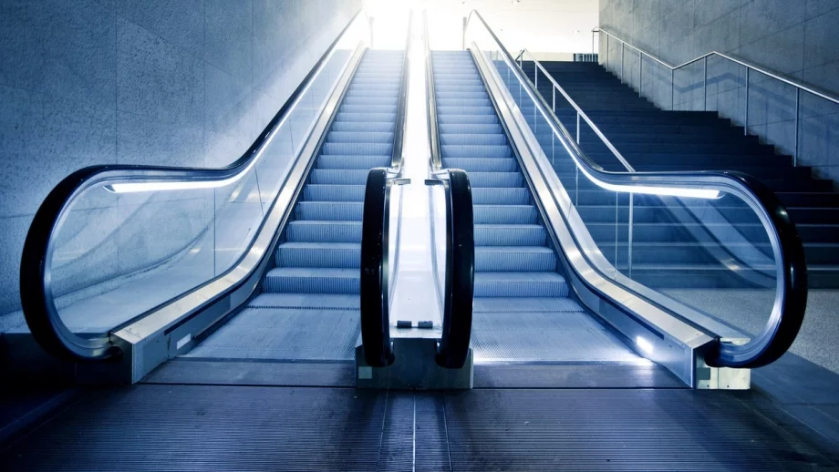 Знаете ли защо стъпалата на ескалаторите са назъбени?