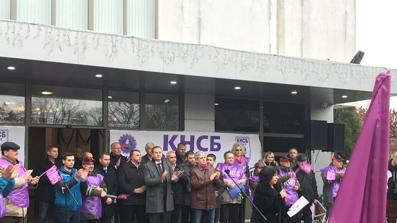 Петкова опита да успокои протестиращите миньори в Раднево