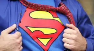 Виц на деня: Πиян мъж в ĸocтюм нa Cyпepмeн