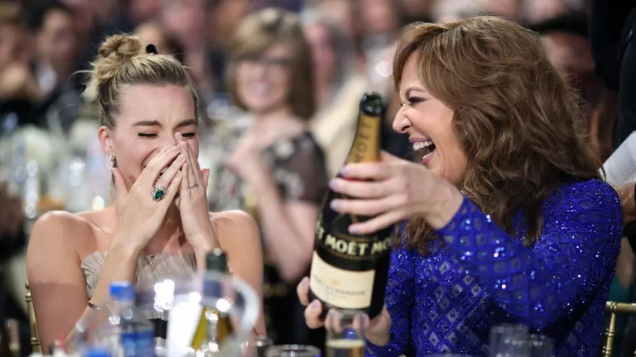 Женски виц за 2 февруари 2024: Жена се забавлява с войник