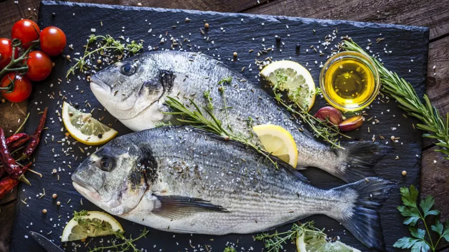 Вкусна и много полезна: риба на скара с домати и лук