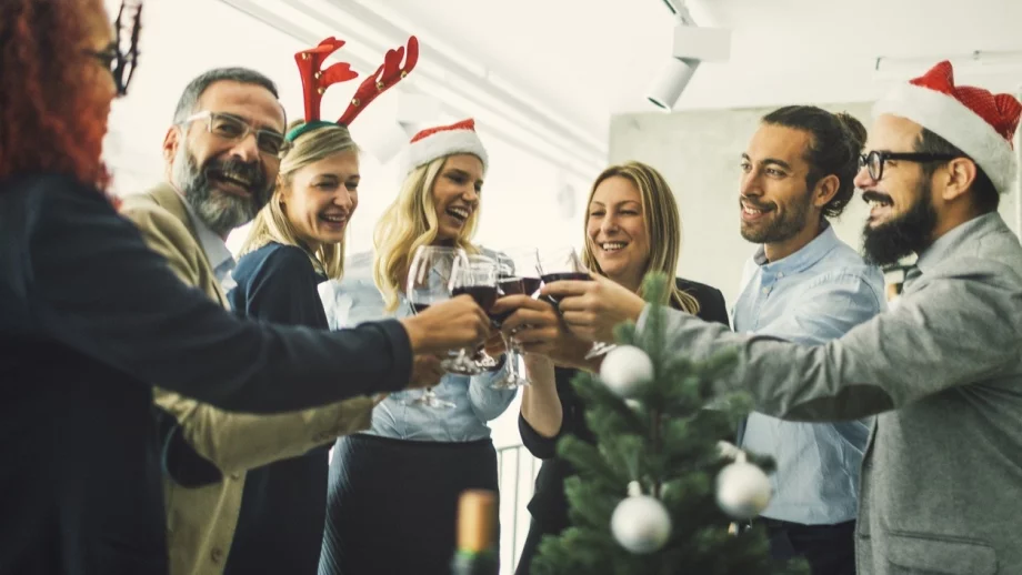 13 съвета за оцеляване на служебното коледно парти