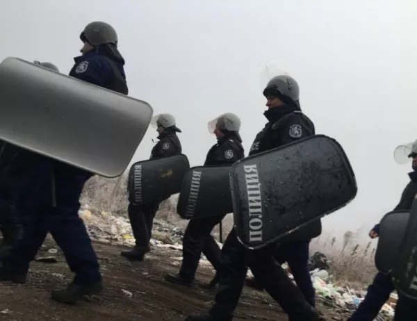 Жандармерия спря гневни протестиращи срещу ромски терор във Войводиново (ВИДЕО)