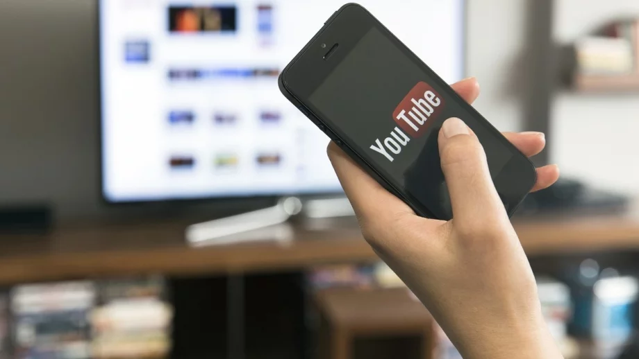 YouTube махна рекламите (и съответно приходите) на антиваксърски видеа