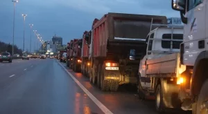 Строители струпаха тежка техника в знак на протест
