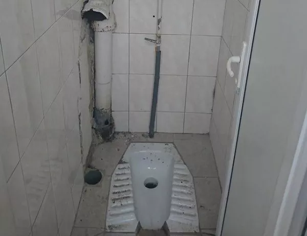 Родителско възмущение след училищен ремонт - тоалетните са като на Иванчева