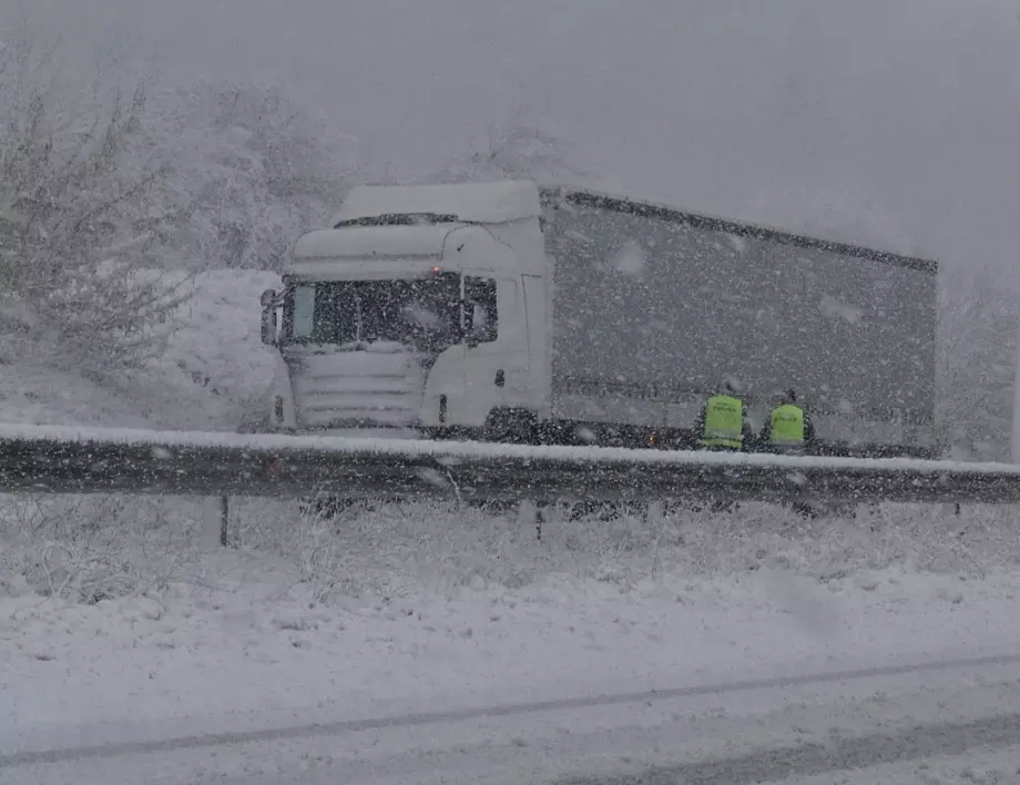 Заради снега: Огромно задръстване по магистрала "Тракия", проблеми и по "Хемус"