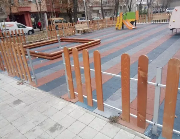 Тийнеджъри изпочупиха и разграбиха площадка в Бургас, изградена след 25 години чакане