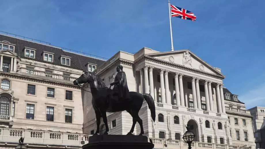 Английската централна банка с най-голямото повишение на лихвите от 1995 г. и прогноза за рецесия
