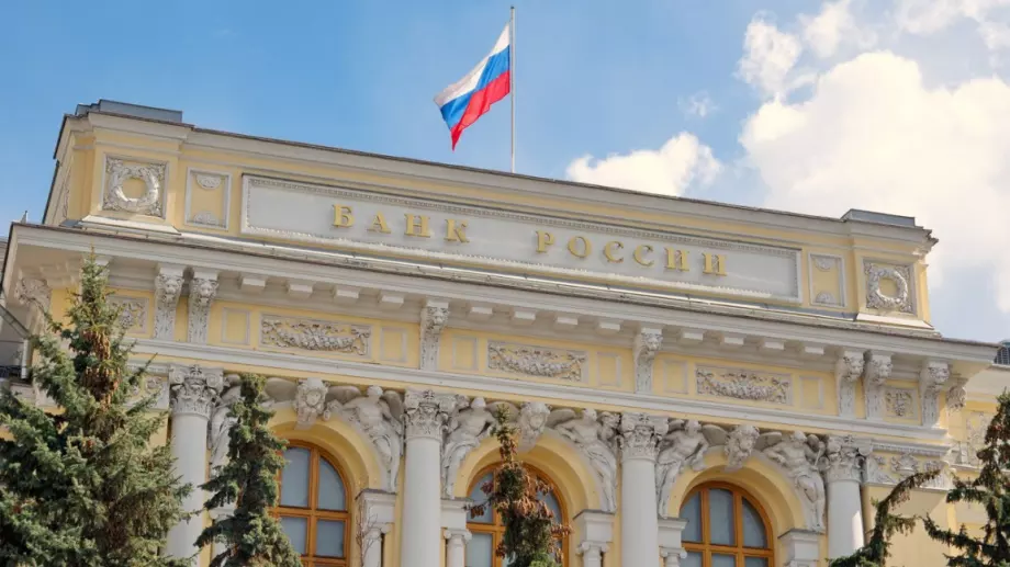Руската централна банка интервенира на валутния пазар след срива на рублата