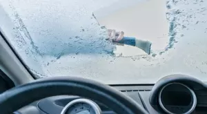 Груби грешки, които шофьорите правят при чистене на лед от стъклото на колата