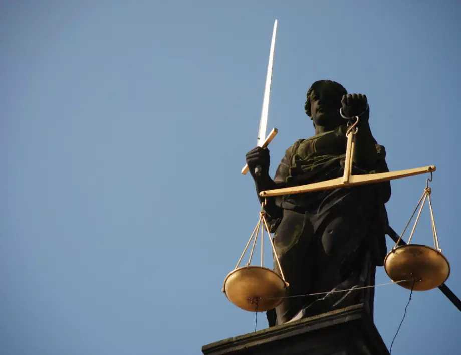 Млад мъж влиза в полицейското управление в Банско жив и