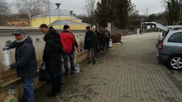 Защо е полезно да пием минерална вода след обилните празнични трапези?