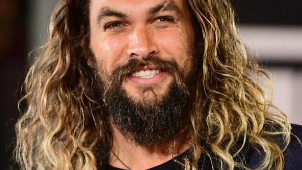 Изненада! Джейсън Момоа си обръсна брадата (видео)