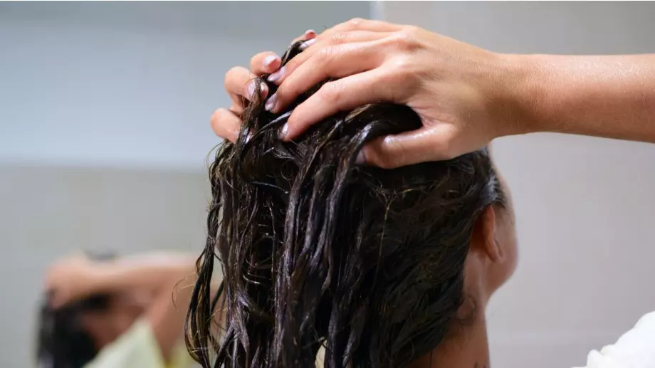 Страхотна маска за коса с кокосово масло и мед