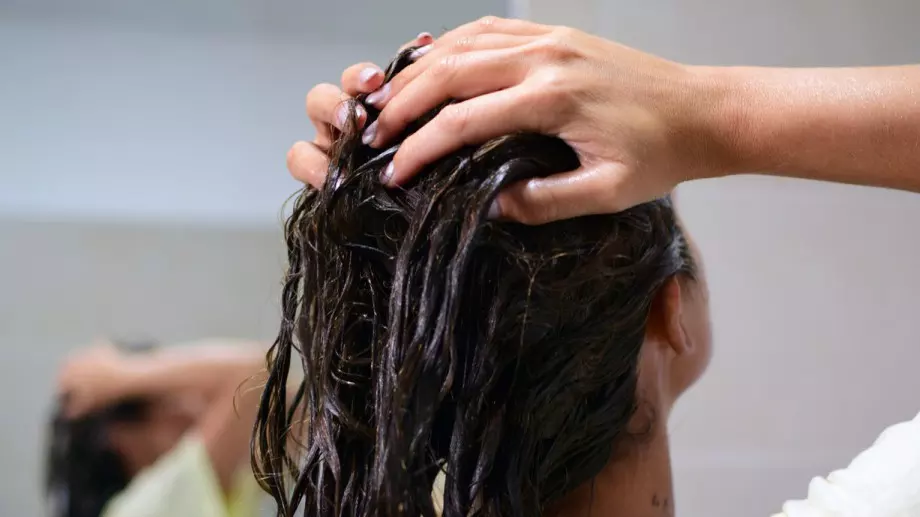 З домашни маски за коса, които превръщат и сламата в коприна