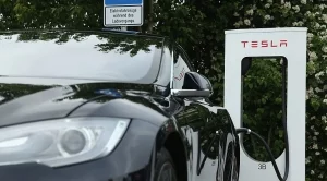 Акциите на Tesla се сринаха с 10%