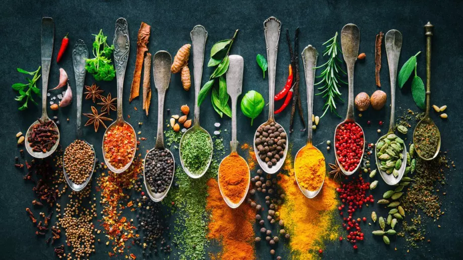 Всяка домакиня има тази подправка в дома си, но не подозира ползите й