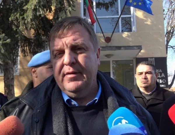 Каракачанов посети празната циганска махала във Войводиново, настоя да се събори (СНИМКИ)