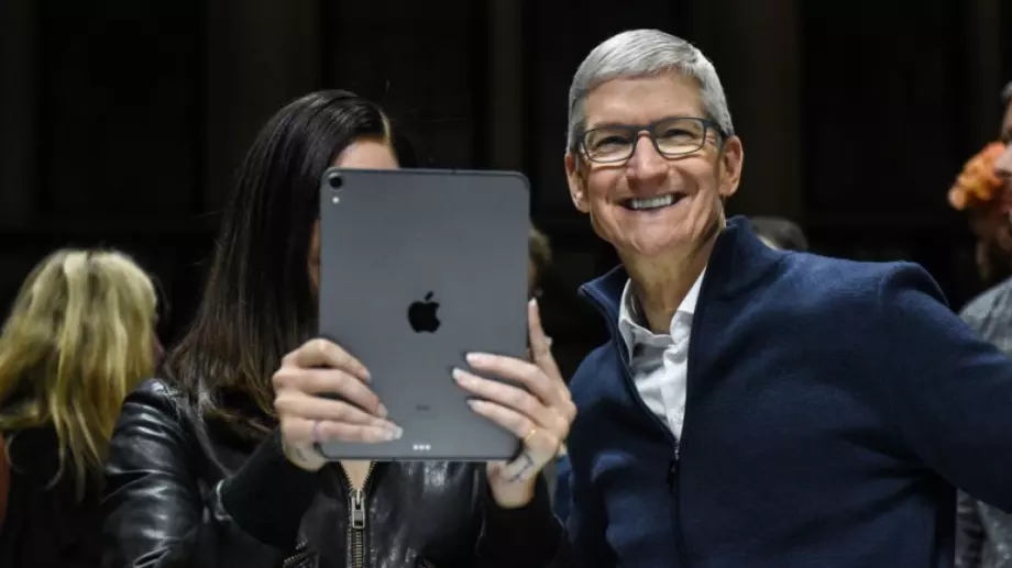 Година на големи печалби за Apple и Тим Кук