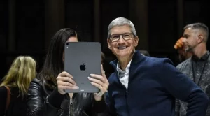 Ето колко е заплатата на шефа на Apple Тим Кук