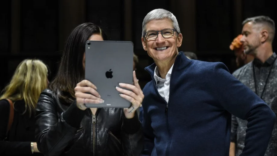 Ето колко е заплатата на шефа на Apple Тим Кук