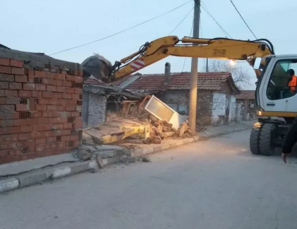 Багери започнаха събарянето на ромски къщи във Войводиново (СНИМКИ)