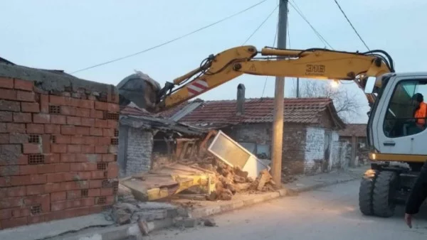 Багери започнаха събарянето на ромски къщи във Войводиново (СНИМКИ)