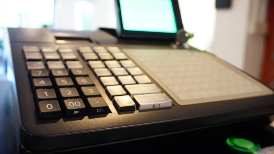 Търговците масово няма да са готови със смяната на касовите апарати в посочения срок