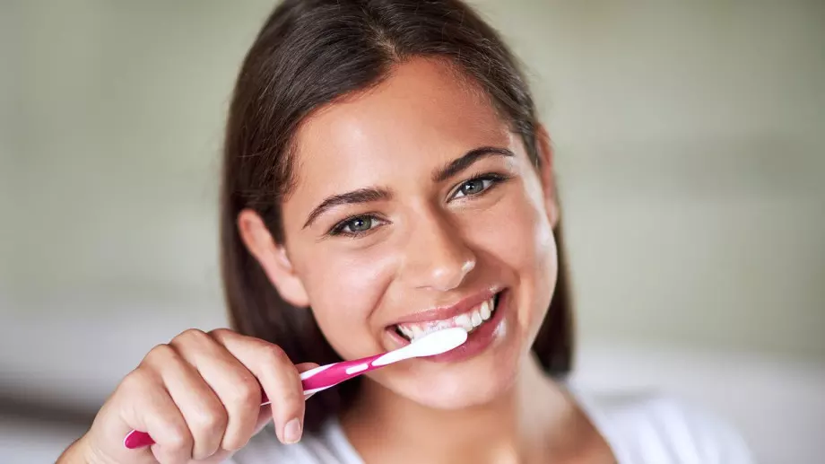 Защо е по-добре да НЕ си миете зъбите след закуска