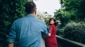 7 причини да излизате с по-млад мъж