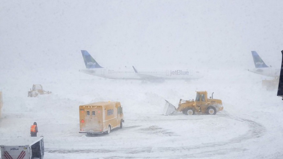 Снежна буря и натовски изтребители са забавили обратния полет на