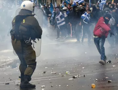 Сблъсък на протестиращи срещу ваксините и бой с полицията в Гърция