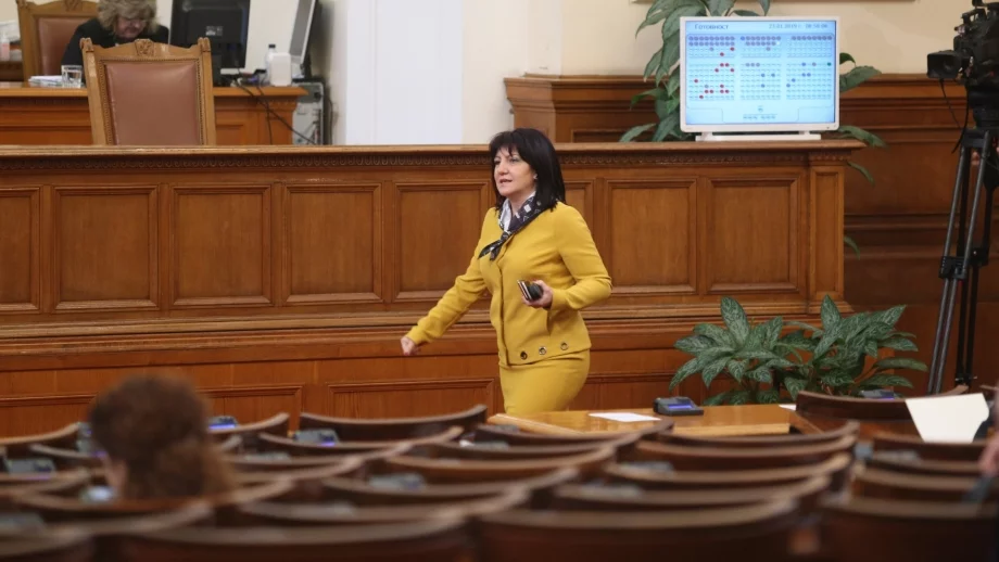 Караянчева: Ако на Радев му е отеснял костюмът на президент, да си направи партия