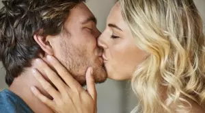 Виц на деня: Двойка се целува