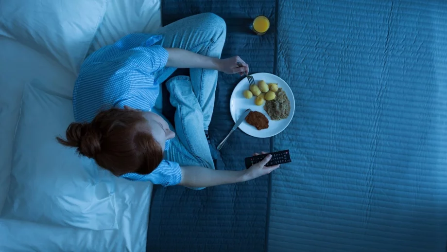Яденето точно преди лягане може да не е толкова вредно