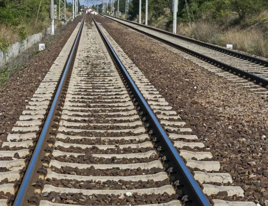 Вагон с фосфорна киселина дерайлира край Зайчар