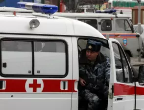 В Москва лек автомобил се вряза във фоайето на железопътна спирка