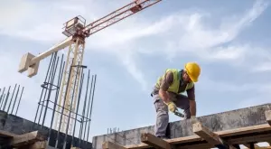 Облекчават визовия режим за чуждестранни строители заради недостиг във Великобритания