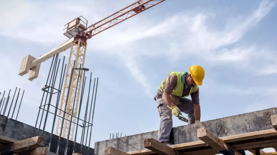 Облекчават визовия режим за чуждестранни строители заради недостиг във Великобритания