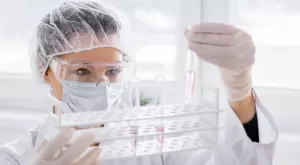 Женски виц за 11 януари 2024: Прибира се лаборантка от море