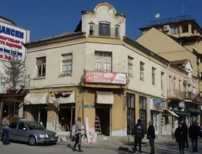 Жители на Сандански се възмутиха от сграда в центъра на града